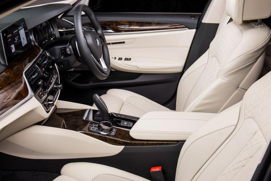 Интерьер BMW 530d Sedan Luxury Line 2017 года  (AU) (фото 10 из 16)